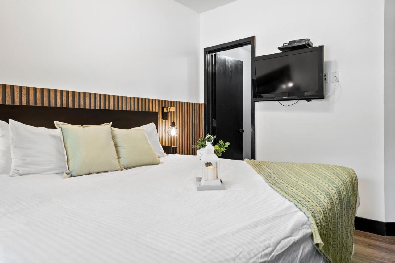 The Mountaineer By Instantsuites Pool & Hottub Canmore Exterior photo